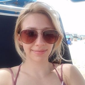 Meet your Posher, Caroline